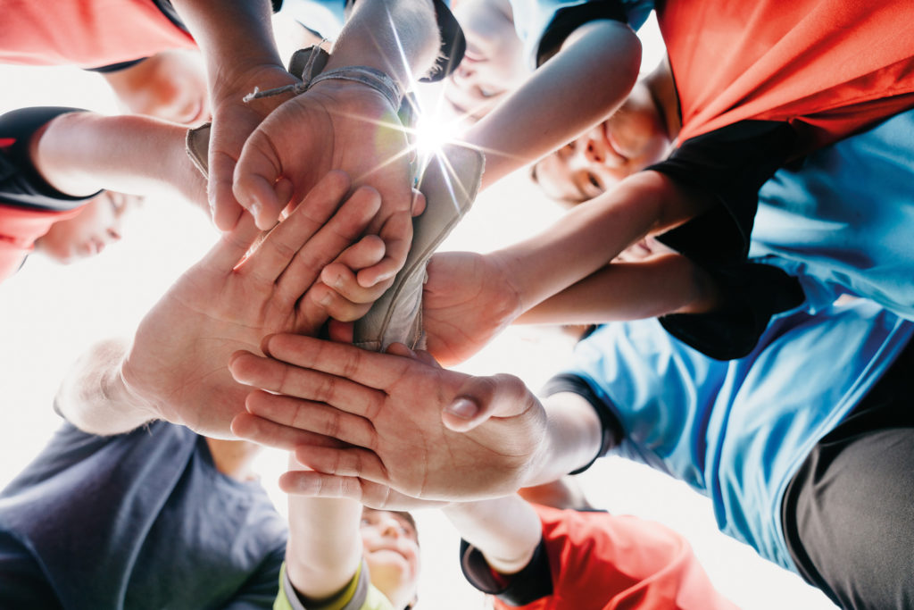 bilde av hender sammen, type teambuilding/heiarop